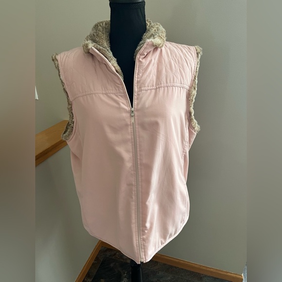Koret Jackets & Blazers - Women's Koret pale pink faux fur lined sleeveless zippered vest. Size XL
